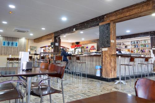 ein Restaurant mit Tischen und Stühlen und eine Bar in der Unterkunft HOTEL EL MOLINO DE PANCORBO in Pancorbo