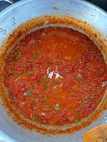 a pot of food with sauce and vegetables at Domaine Baraque in Pouillon
