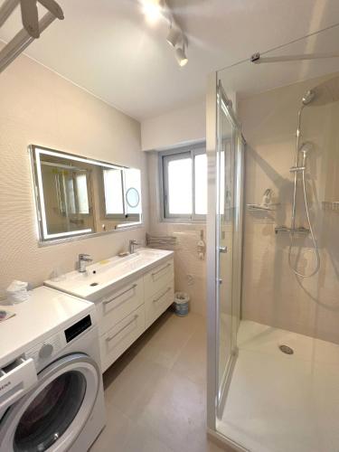 La salle de bains est pourvue d'un lave-linge et d'une douche. dans l'établissement Mimosas by Welcome to Cannes, à Cannes