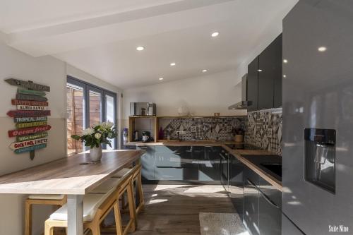 une cuisine avec une table et un comptoir dans l'établissement Résidence CasaBianca Porticcio - Nino, à Grosseto-Prugna