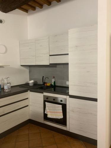 Kuchyňa alebo kuchynka v ubytovaní appartamento indipendente periodo Formula 1