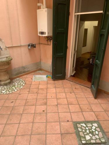 a room with a green door and a tile floor at appartamento indipendente periodo Formula 1 in Imola