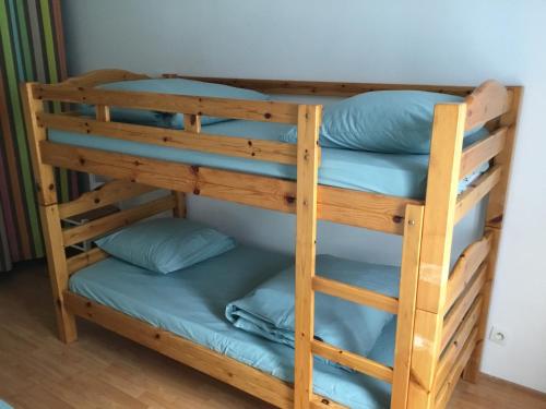quelques lits superposés dans une chambre dans l'établissement Location petit fort philippe maison 5 personnes 2 chambres, à Gravelines