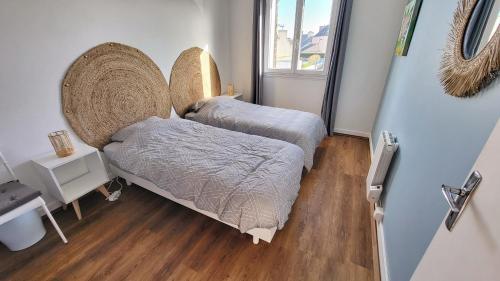 una piccola camera da letto con un letto e una finestra di 719 - Villa Hortensias au calme entre terre et mer a Plouhinec