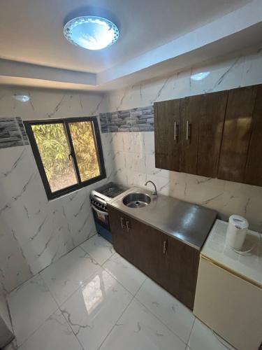 Ett kök eller pentry på 1 BEDROOM APARTMENT IN BIJILO GAMBIA, Discount rates