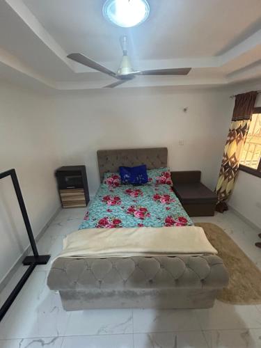 1 BEDROOM APARTMENT IN BIJILO GAMBIA, Discount rates tesisinde bir odada yatak veya yataklar