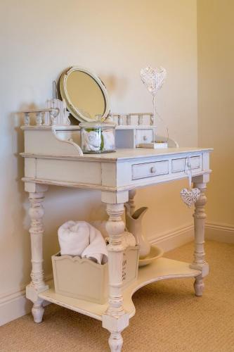 a dressing table with a mirror on top of it at Doleen House in Ballyconneely