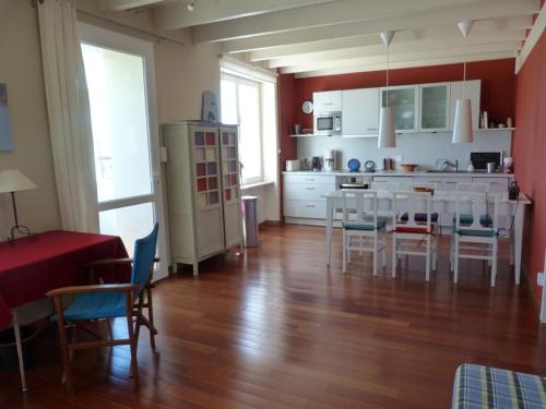 une cuisine et une salle à manger avec une table et des chaises dans l'établissement 534-Villa de la plage-Plage a 100m, à Audierne