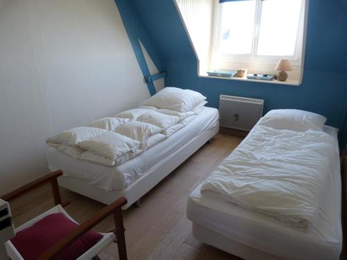 a room with two beds and a window at 534-Villa de la plage-Plage a 100m in Audierne