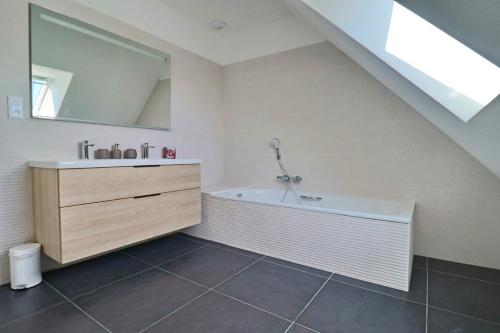 un bagno con lavandino e vasca da bagno di 695-Villa Kersiny proche plages a Plouhinec