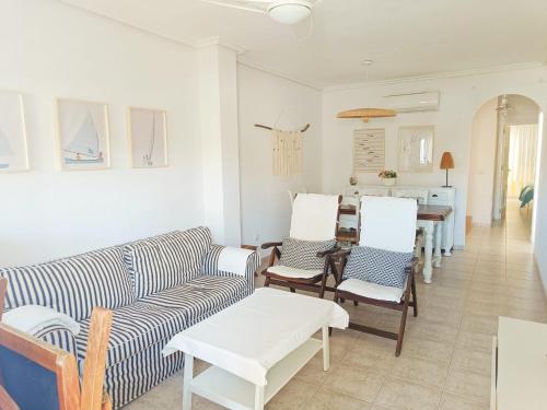 - un salon avec un canapé, des chaises et une table dans l'établissement Casa en el Centro de Cabo de Palos Cerca a Clubes de Buceo, à Cap de Palos