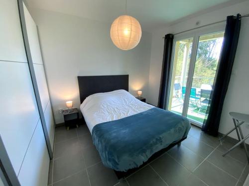 une chambre avec un lit et une grande fenêtre dans l'établissement Le Balcon des Roches 5 personnes, à Gérardmer