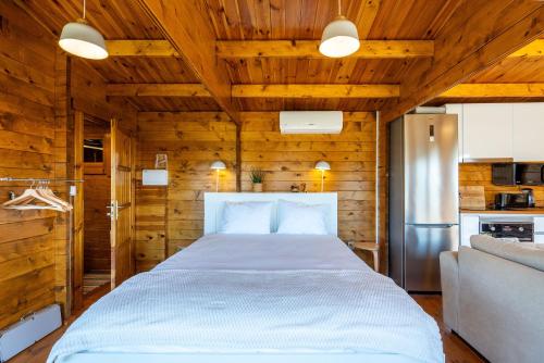 uma cama grande num quarto com paredes de madeira em Wood House Amazing View Douro em Raiva