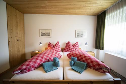 Una cama o camas en una habitación de Feriensiedlung Trü 18