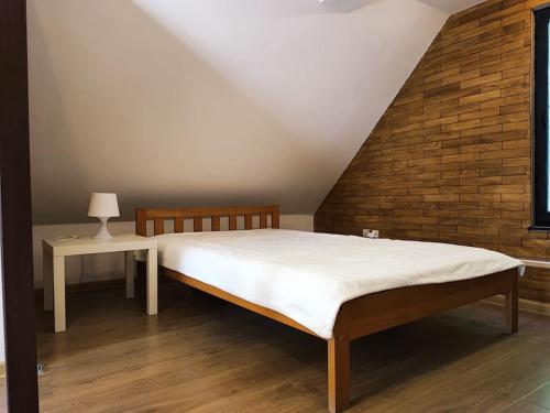 Postel nebo postele na pokoji v ubytování Dom na skraju lasu - domek nad jeziorem wielkopolska
