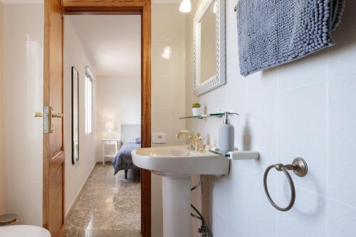 ein weißes Bad mit einem Waschbecken und einem WC in der Unterkunft Casa Maravillosa - Seaview in Los Llanos de Aridane
