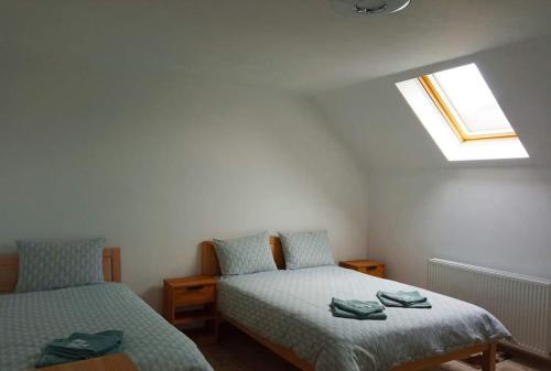um quarto com 2 camas e uma janela em La Lacuri em Sovata