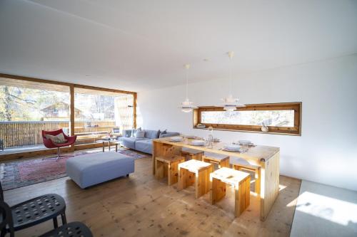 ein Wohnzimmer mit einem Tisch und einem Sofa in der Unterkunft Chasa 5 in Scuol