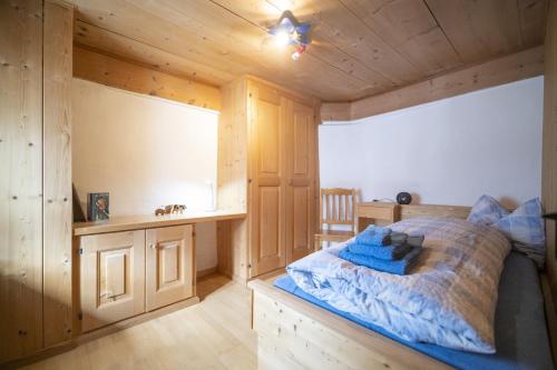 a bedroom with a bed in a wooden cabin at Chasa Riatsch in Ardez