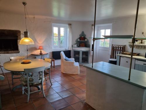 une cuisine et un salon avec une table et des chaises dans l'établissement 544-Villa Kernod Face a la mer, à Esquibien