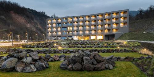 une pile de rochers devant un bâtiment dans l'établissement Minaro Hotel Tokaj MGallery - Adult Only, à Tokaj