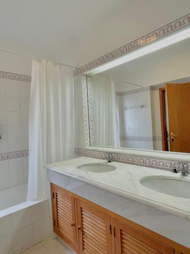 a bathroom with two sinks and a large mirror at Quinta do Lago Villa and Golf in Quinta do Lago