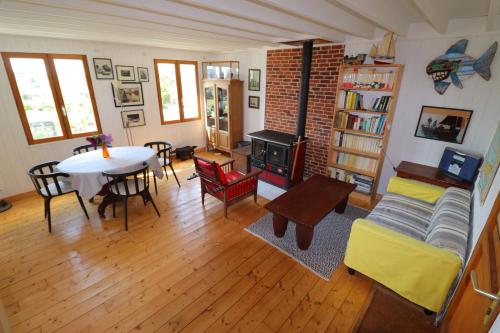 un salon avec un canapé et une table dans l'établissement 704-Villa du marin plage a 300m, à Plouhinec