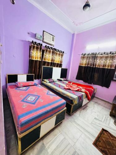 Postel nebo postele na pokoji v ubytování Ganga Hotel A Budget Stay