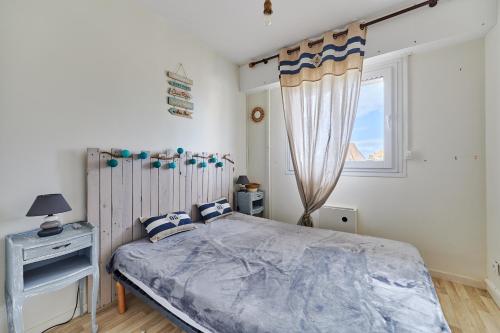 a bedroom with a bed and a window at MYA’S Family - Joli appartement 100m de la plage in Villers-sur-Mer