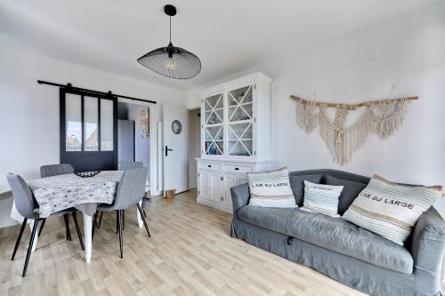 un salon avec un canapé et une table dans l'établissement MYA’S Family - Joli appartement 100m de la plage, à Villers-sur-Mer