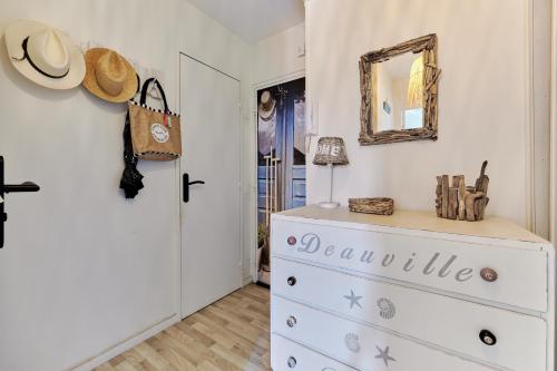 a room with a white dresser and a mirror at MYA’S Family - Joli appartement 100m de la plage in Villers-sur-Mer