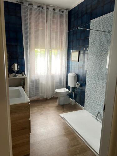 y baño con aseo, lavabo y ducha. en VILLA SAVALIN, en Taglio di Po