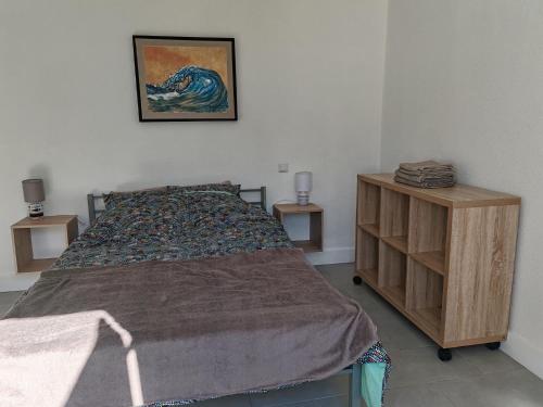 um quarto com uma cama e um armário de madeira em LES BRUYERES em Léon