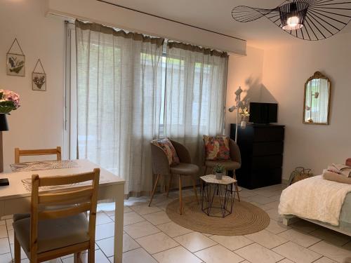 ein Wohnzimmer mit einem Schreibtisch und ein Schlafzimmer in der Unterkunft Le Tortin - studio centré et calme - 2 personnes in Nendaz