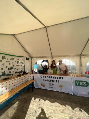 Certificato, attestato, insegna o altro documento esposto da ESN Oktoberfest Campsite