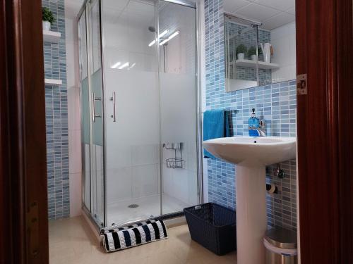 een badkamer met een douche en een wastafel bij Vivienda Turística Ronda del Carmen in Bujalance