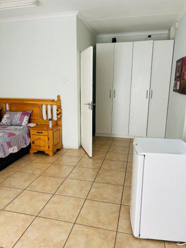 Postel nebo postele na pokoji v ubytování Cryfish Quarters