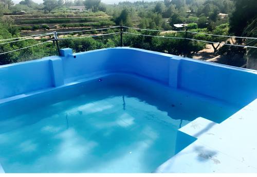 una gran piscina en la azotea de una casa en 7 bedrooms house with private pool and enclosed garden at Tortosa, en Tortosa