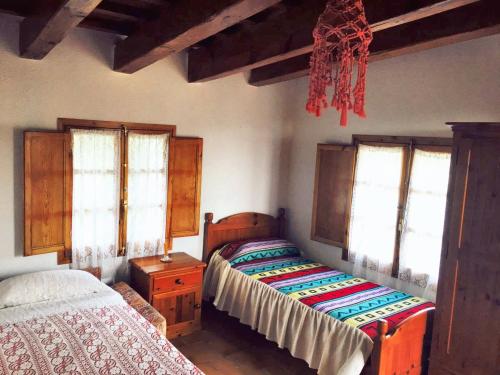 1 dormitorio con 2 camas y 2 ventanas en 7 bedrooms house with private pool and enclosed garden at Tortosa, en Tortosa