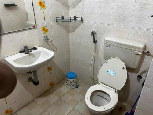 La salle de bains est pourvue de toilettes et d'un lavabo. dans l'établissement Joppa House, à Kânyâkumârî