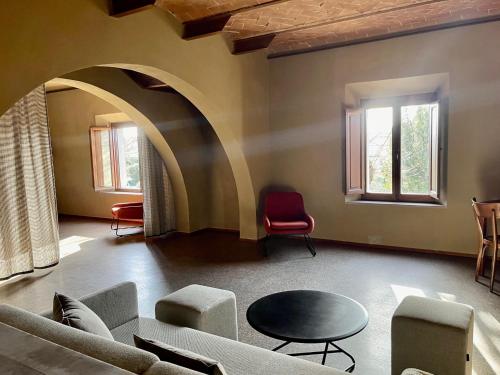 a room with a couch and chairs and a table at B&B lo scudaio Palazzo Marchionneschi in Montescudaio