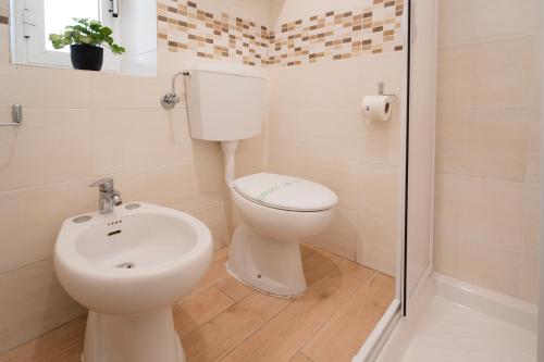 La salle de bains est pourvue de toilettes et d'un lavabo. dans l'établissement Luminoso appartamento vicino alle Cinque Terre (CITRA: 011015-LT-3028), à La Spezia