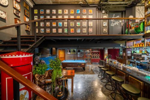 um bar com uma mesa de bilhar num quarto em Quip Bed & Breakfast em Cidade Phuket