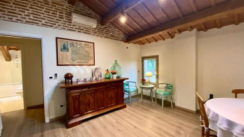 Cette chambre comprend un lit, une table et des chaises. dans l'établissement Agriturismo Ferrara Chalet, à Vigarano Mainarda