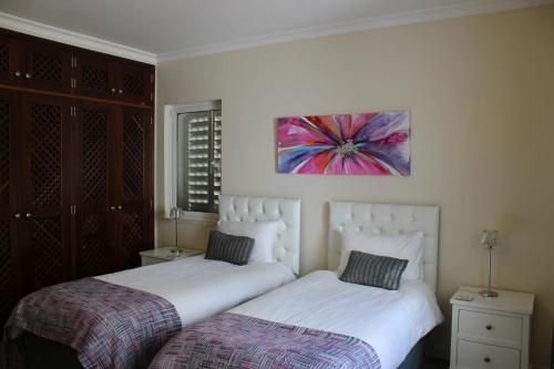 due letti uno accanto all'altro in una camera da letto di Luxury 2 Bedroom Apartment with Private Garden a Almancil