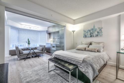 sypialnia z dużym łóżkiem i biurkiem w obiekcie Premier INN w mieście Toronto