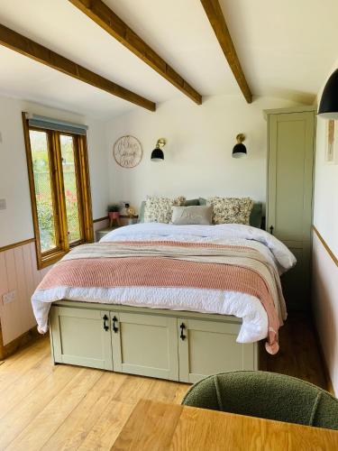 Gallery image of Hidden Gem Luxury Shepherd Hut - Pea Pod in Wimbish
