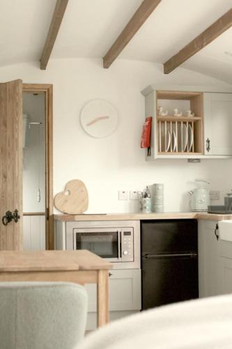 Gallery image of Hidden Gem Luxury Shepherd Hut - Pea Pod in Wimbish