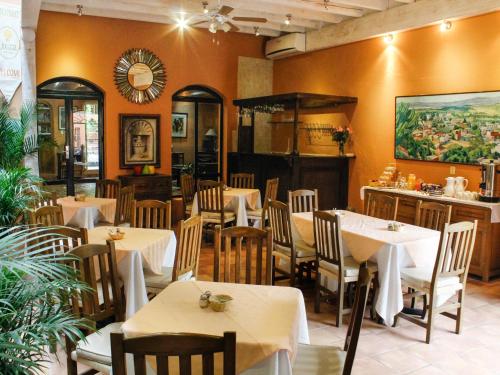 En restaurant eller et spisested på Villa Mirasol