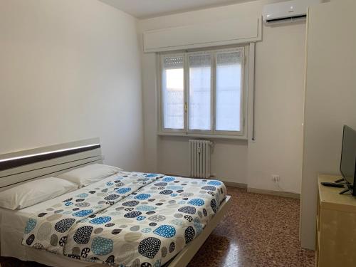 Schlafzimmer mit einem Bett und einem Fenster in der Unterkunft Venere Apartment in Florenz